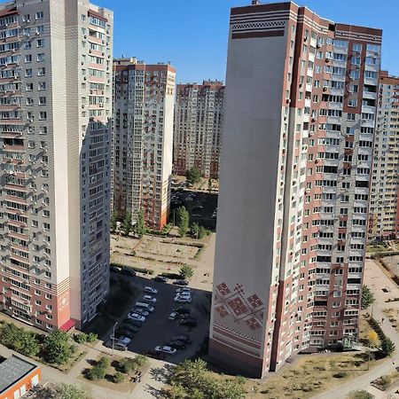 קייב Apartment Near Metro Pozniaky מראה חיצוני תמונה